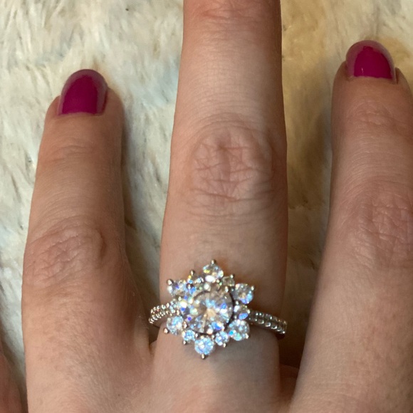 Beautiful ring - Picture 2 of 5